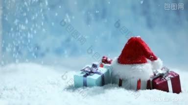 圣诞帽和小装饰礼物下下雪的圣诞时间新年背景